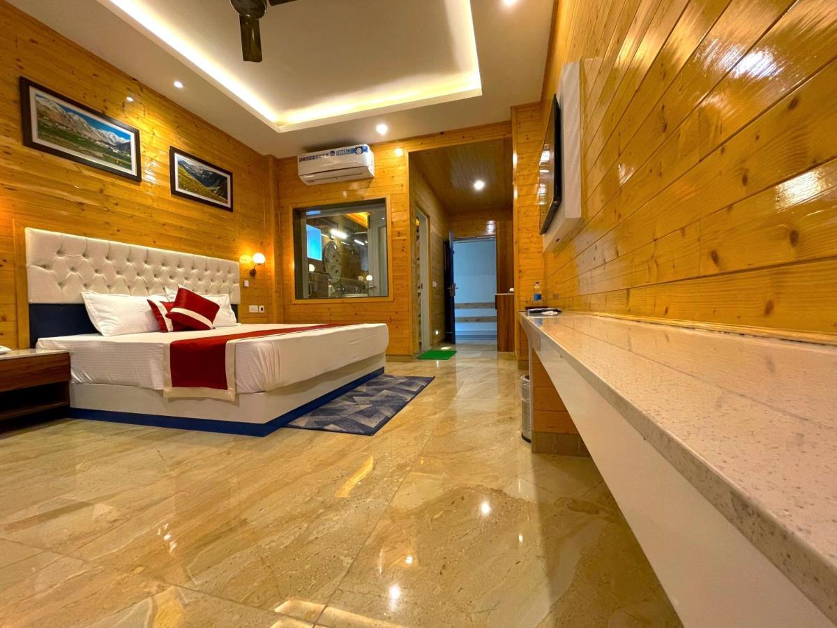 Hotel Wood Stock Luxury - A Boutique Property - Penthouse - Open Air Restaurant & Terrace Kasauli Exterior foto