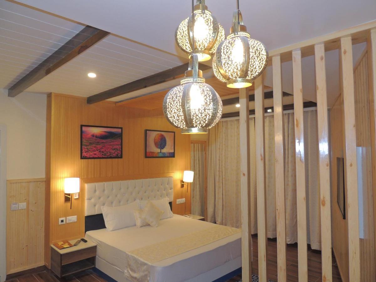 Hotel Wood Stock Luxury - A Boutique Property - Penthouse - Open Air Restaurant & Terrace Kasauli Exterior foto
