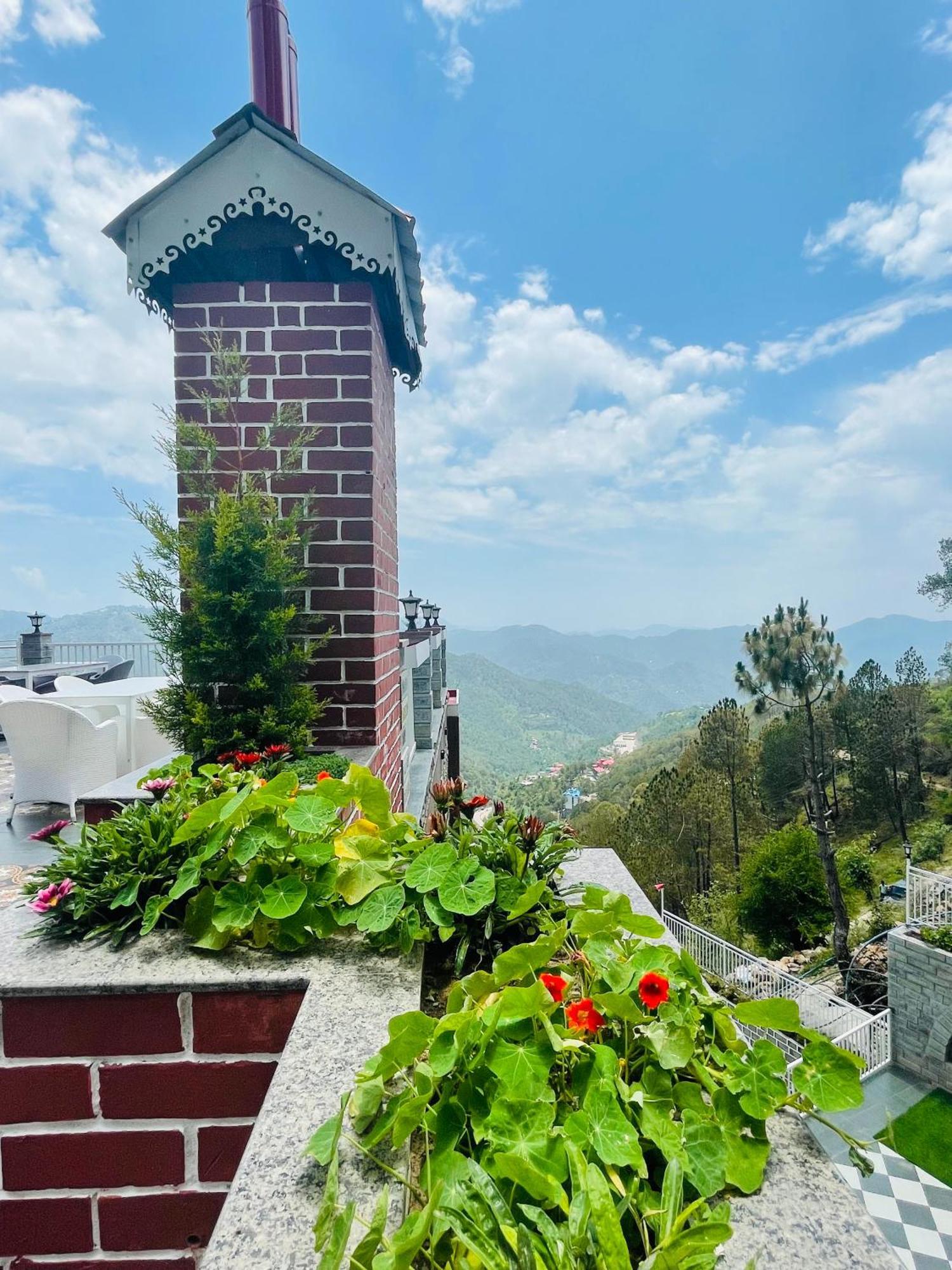 Hotel Wood Stock Luxury - A Boutique Property - Penthouse - Open Air Restaurant & Terrace Kasauli Exterior foto