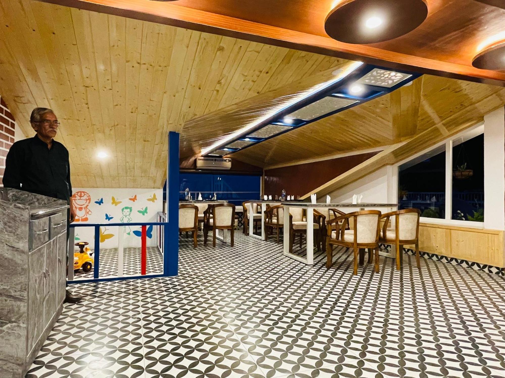 Hotel Wood Stock Luxury - A Boutique Property - Penthouse - Open Air Restaurant & Terrace Kasauli Exterior foto
