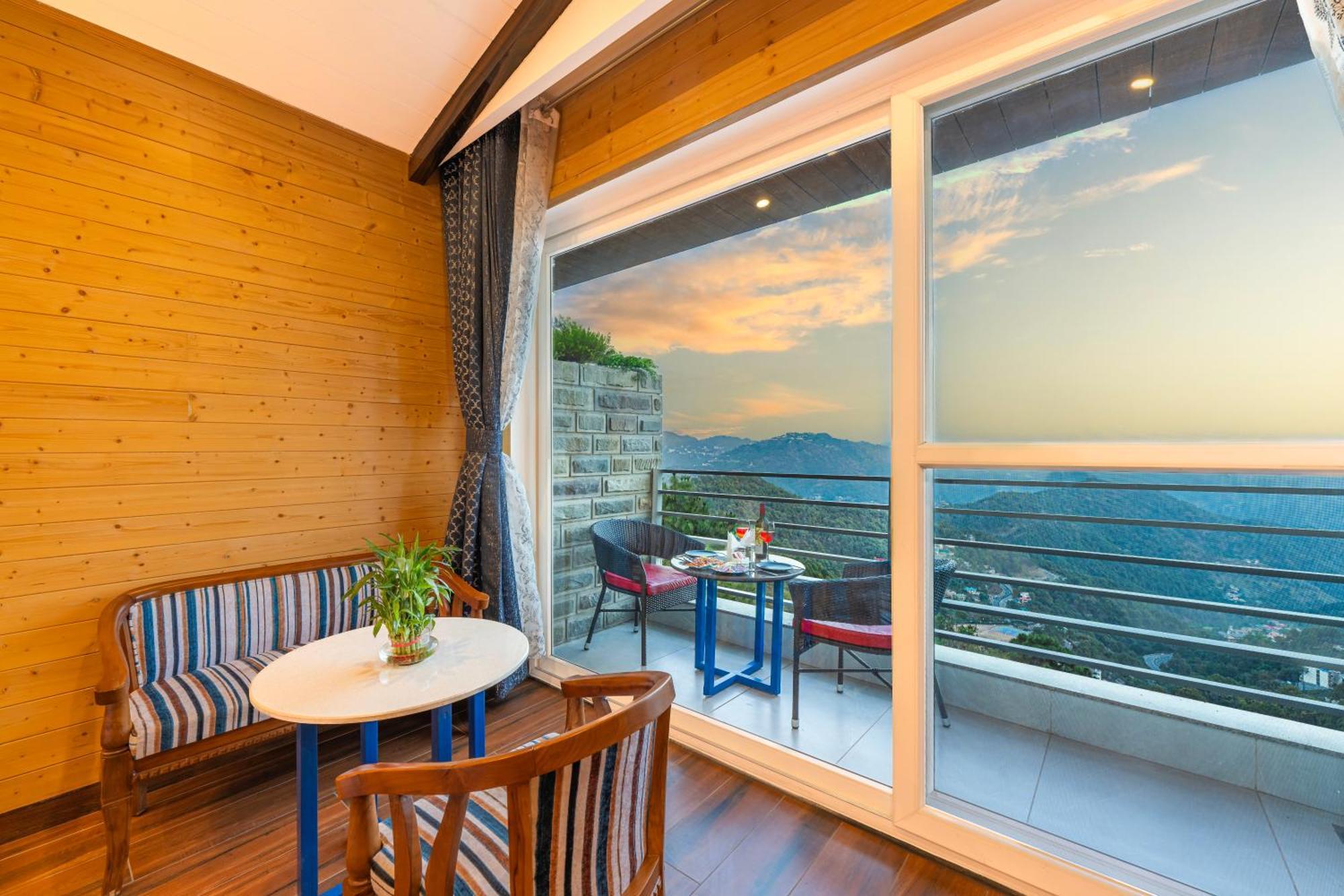 Hotel Wood Stock Luxury - A Boutique Property - Penthouse - Open Air Restaurant & Terrace Kasauli Exterior foto
